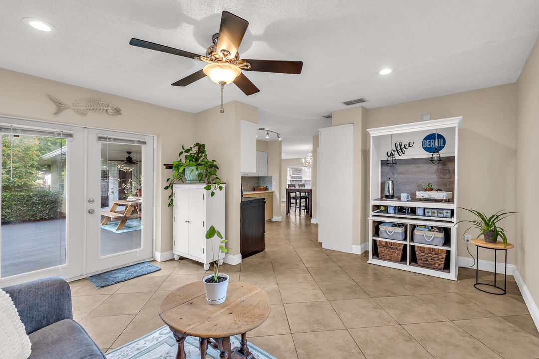 待售: $640,000 (4 贝兹, 2 浴室, 1805 平方英尺)