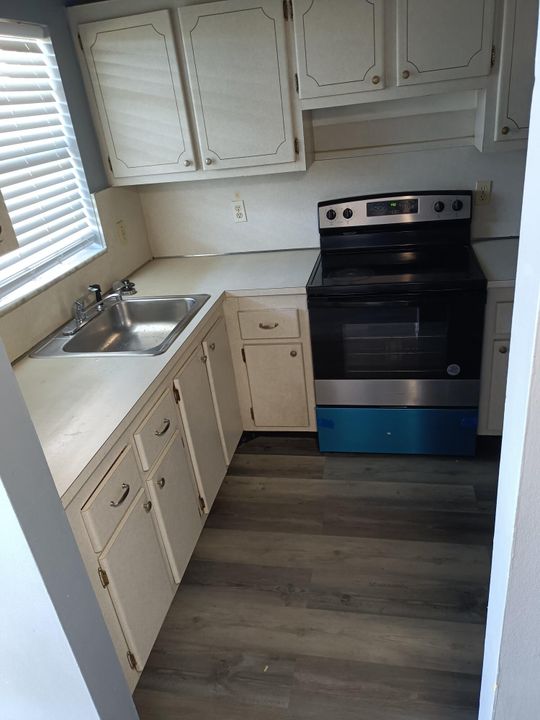 Active With Contract: $1,700 (2 beds, 2 baths, 890 Square Feet)