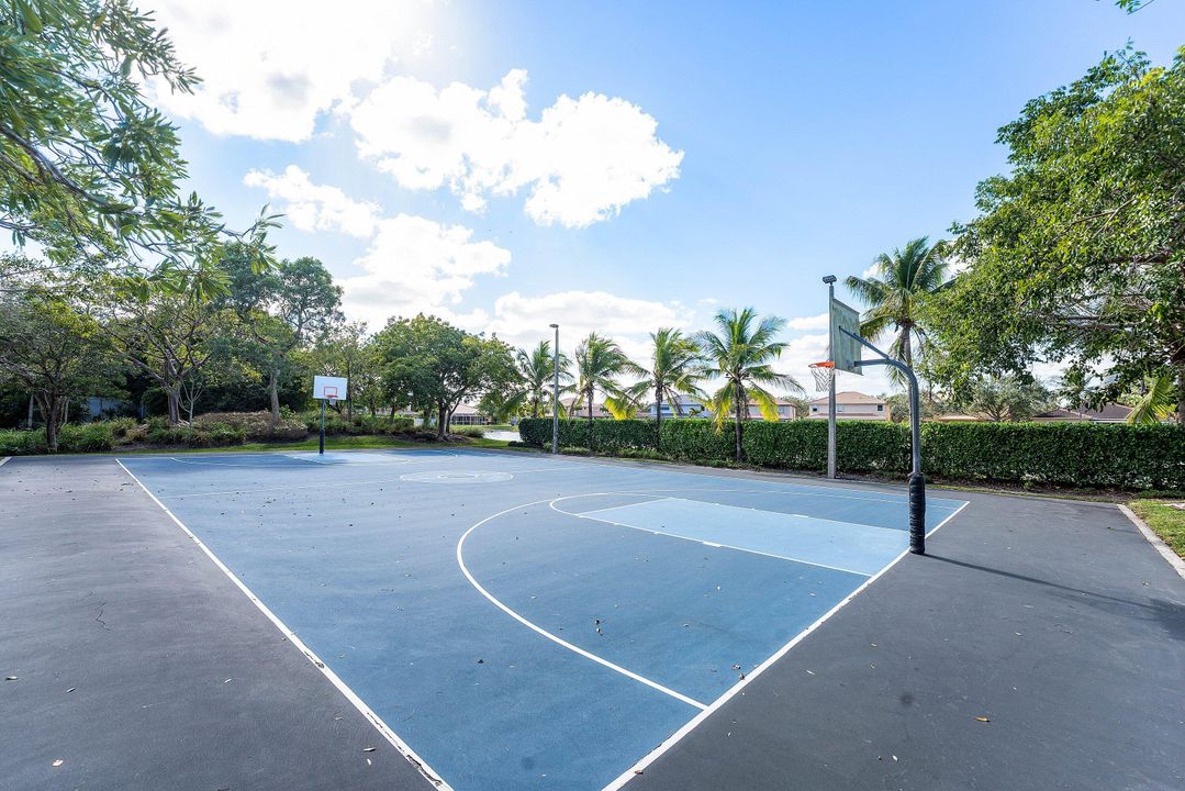 En Venta: $900,000 (5 camas, 3 baños, 2476 Pies cuadrados)