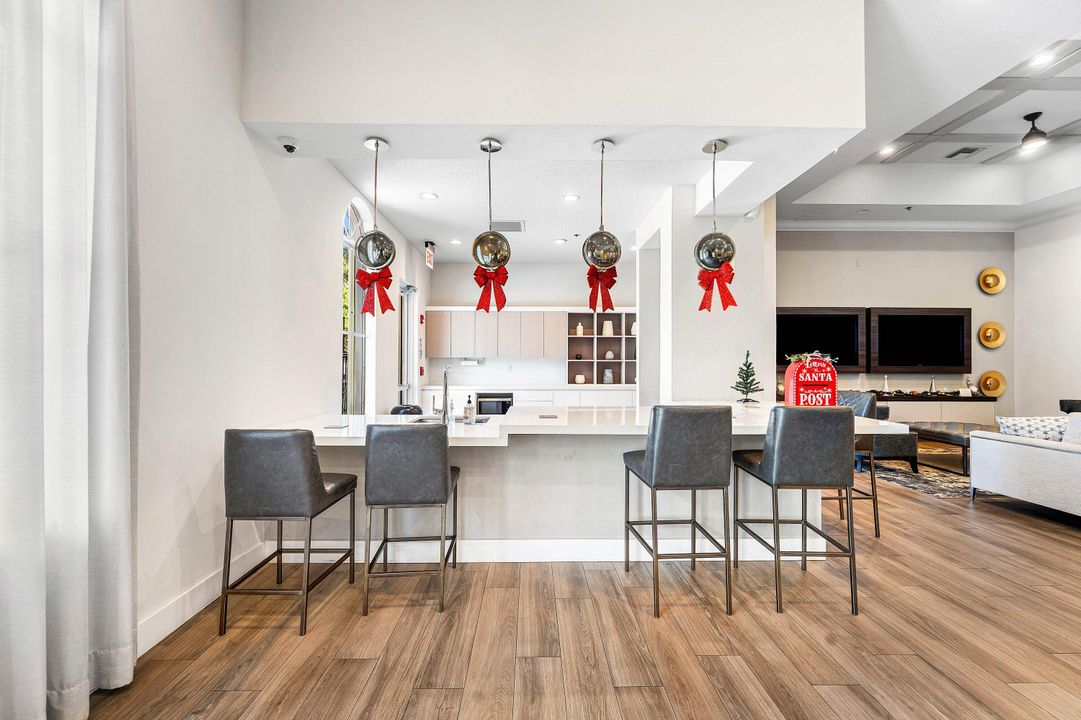 En Venta: $900,000 (5 camas, 3 baños, 2476 Pies cuadrados)