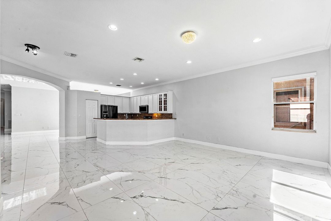 En Venta: $900,000 (5 camas, 3 baños, 2476 Pies cuadrados)