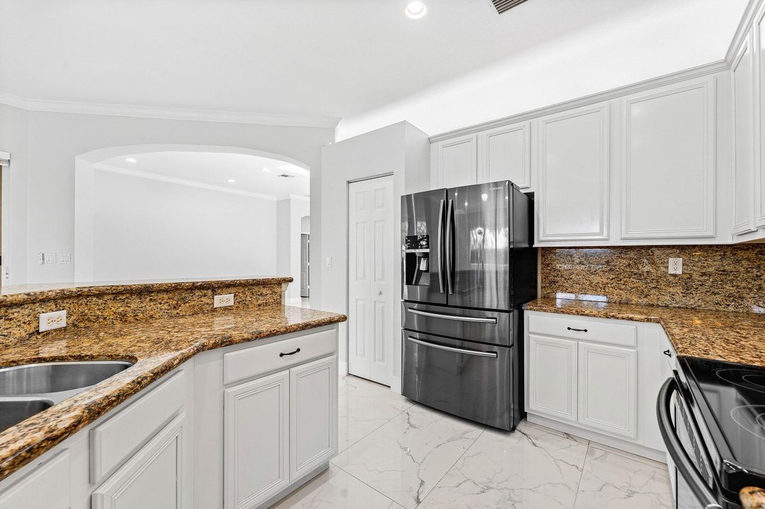 En Venta: $900,000 (5 camas, 3 baños, 2476 Pies cuadrados)