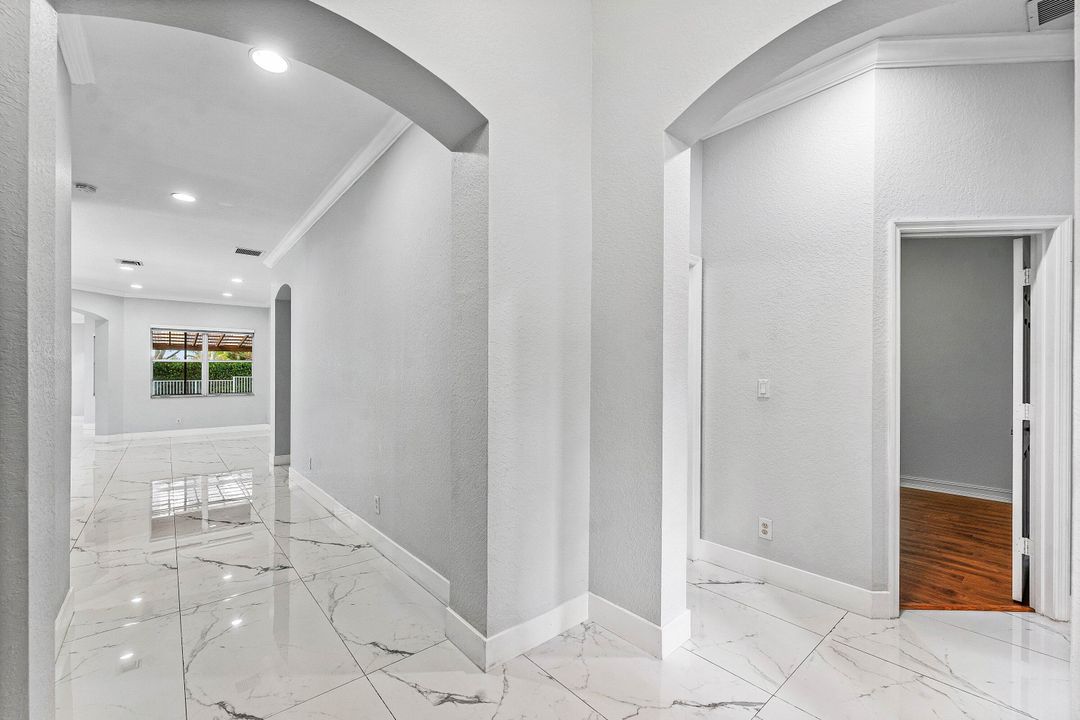 En Venta: $900,000 (5 camas, 3 baños, 2476 Pies cuadrados)