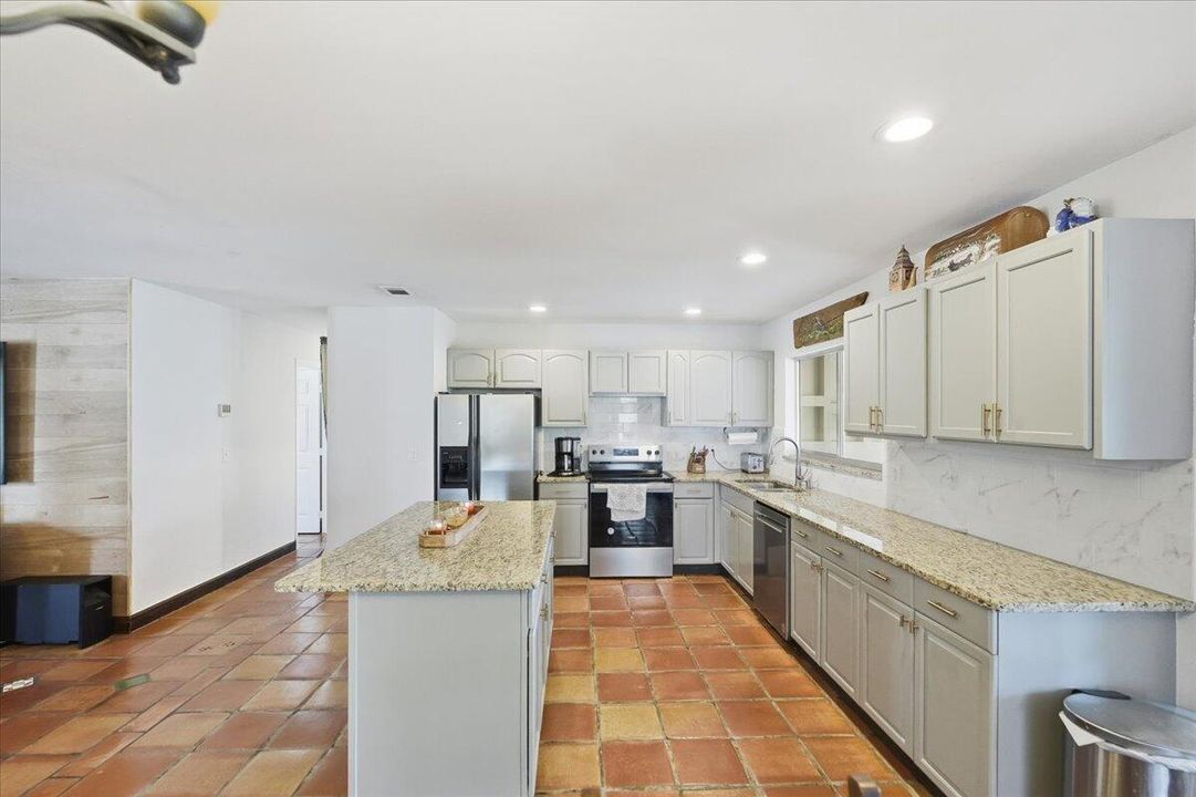 待售: $399,000 (5 贝兹, 2 浴室, 1734 平方英尺)