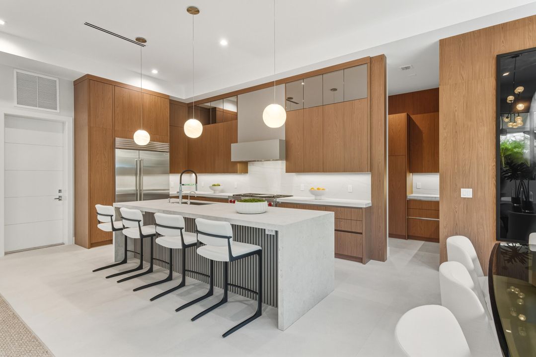 待售: $5,690,000 (5 贝兹, 7 浴室, 4587 平方英尺)