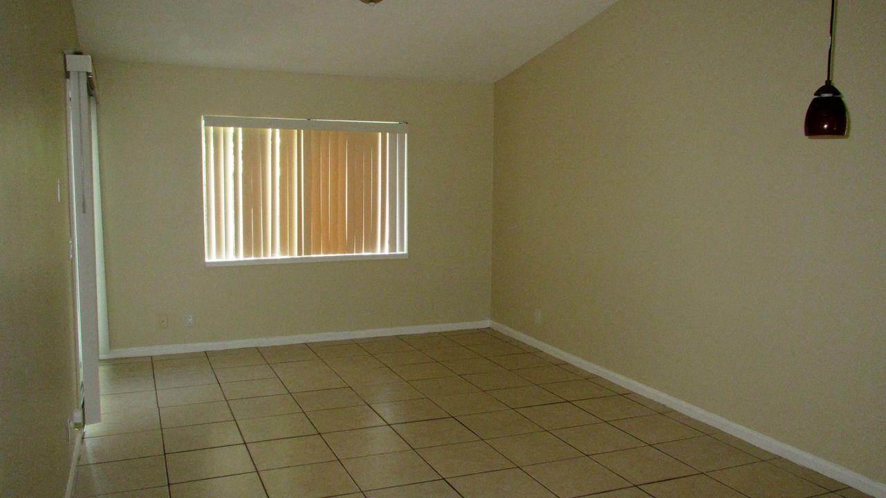 В аренду: $2,300 (2 спален, 2 ванн, 838 Квадратных фут)