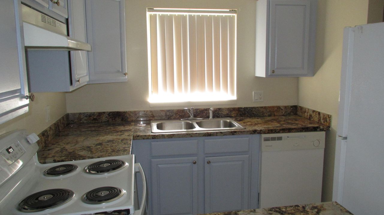 В аренду: $2,300 (2 спален, 2 ванн, 838 Квадратных фут)