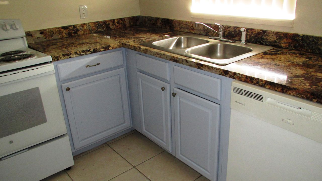 В аренду: $2,300 (2 спален, 2 ванн, 838 Квадратных фут)