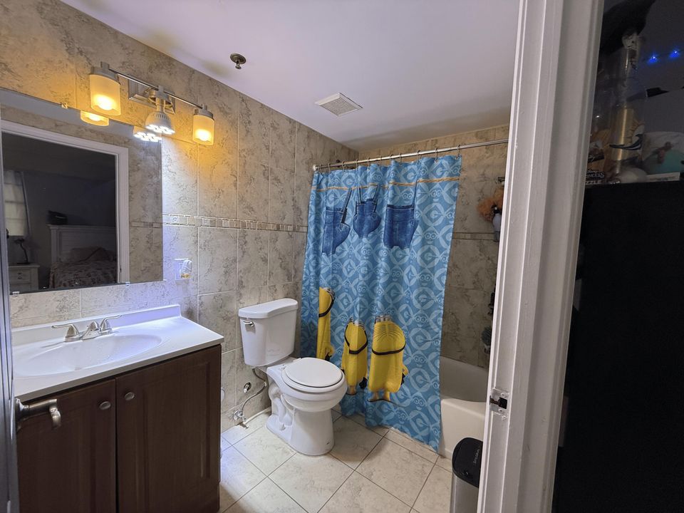 For Sale: $225,000 (2 beds, 2 baths, 825 Square Feet)
