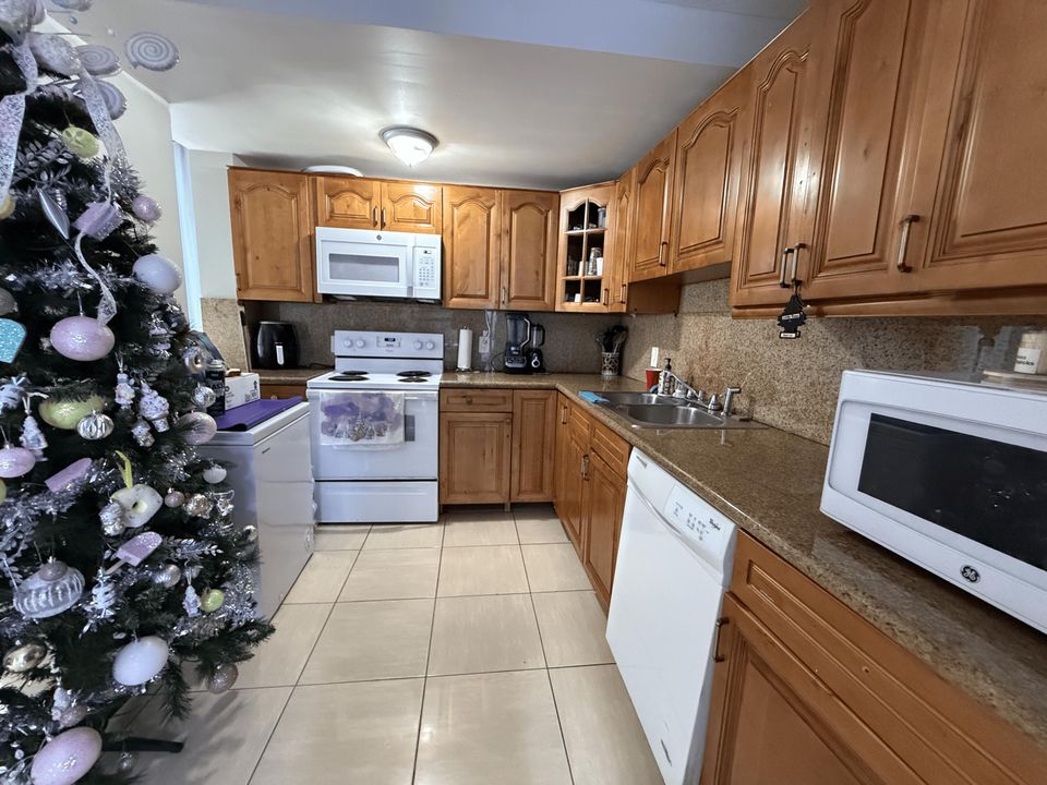 For Sale: $225,000 (2 beds, 2 baths, 825 Square Feet)