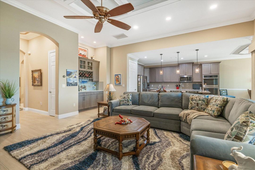 En Venta: $599,000 (2 camas, 2 baños, 2169 Pies cuadrados)