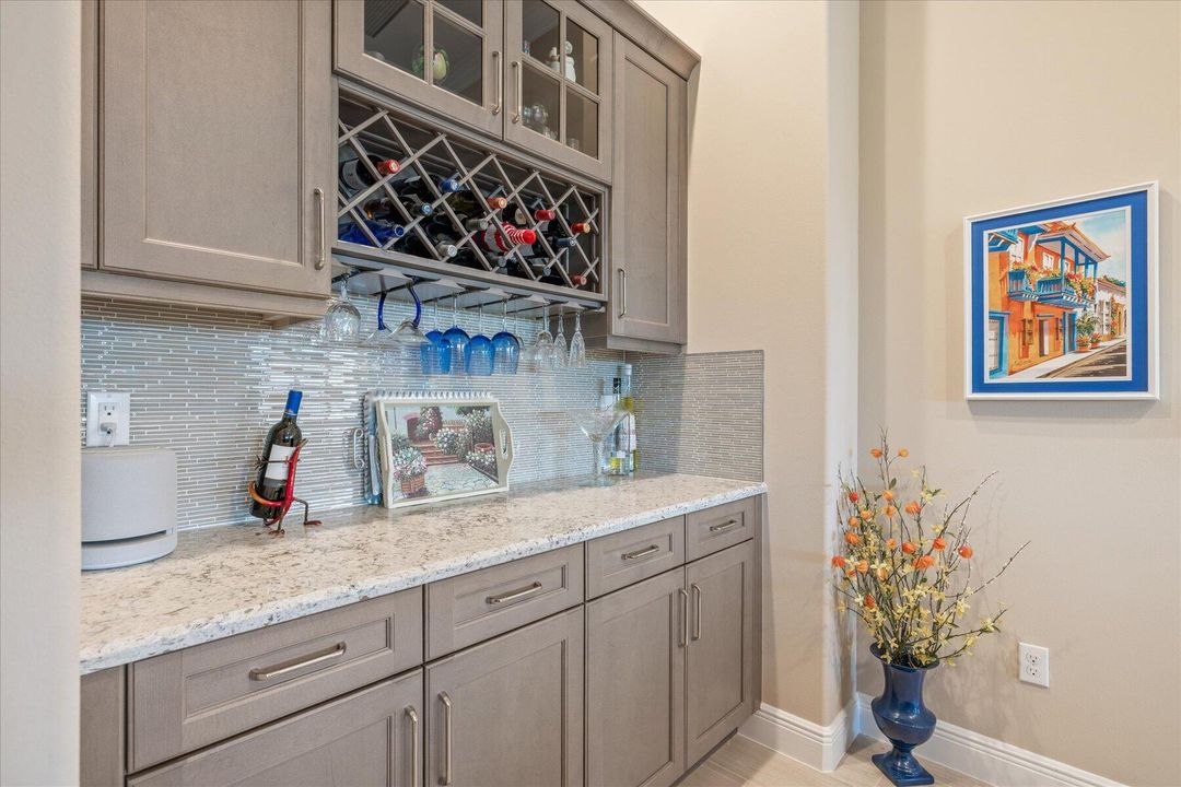 En Venta: $599,000 (2 camas, 2 baños, 2169 Pies cuadrados)