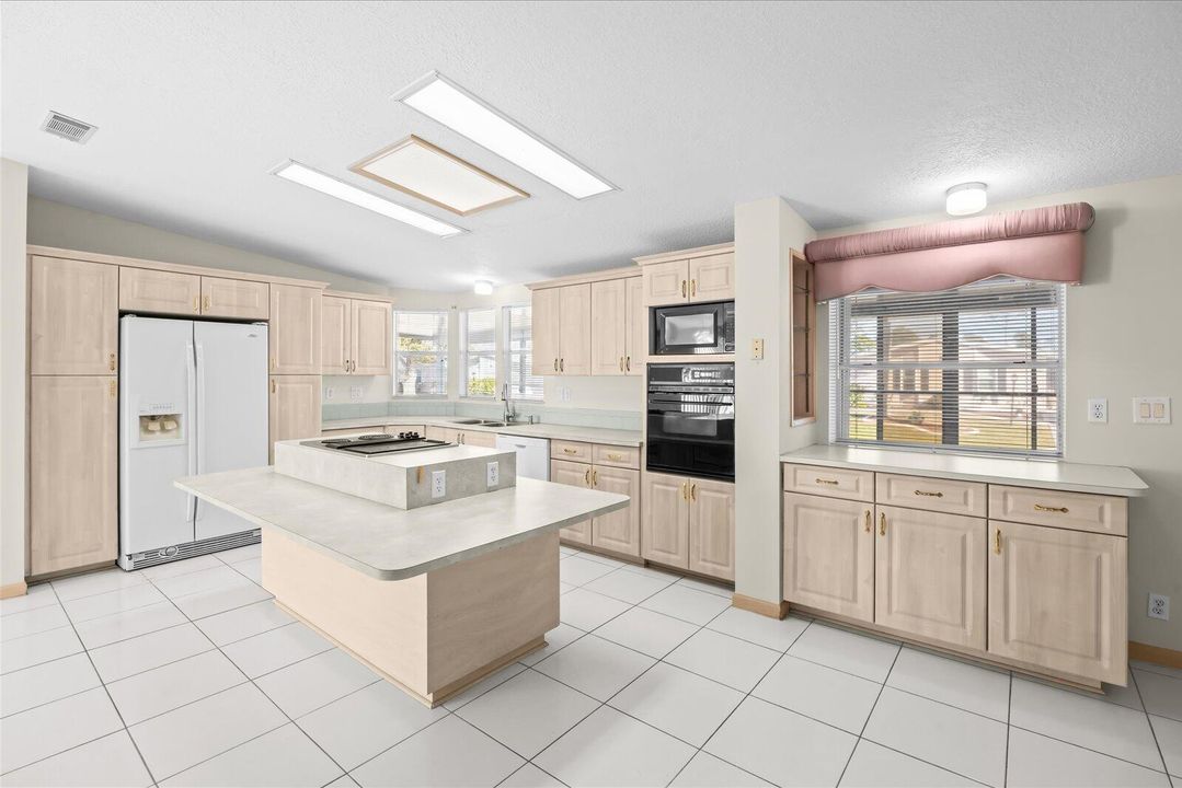 For Sale: $115,000 (2 beds, 2 baths, 1727 Square Feet)