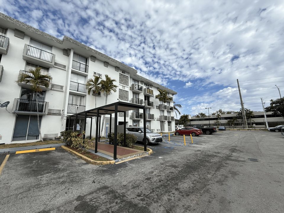 For Sale: $225,000 (2 beds, 2 baths, 825 Square Feet)