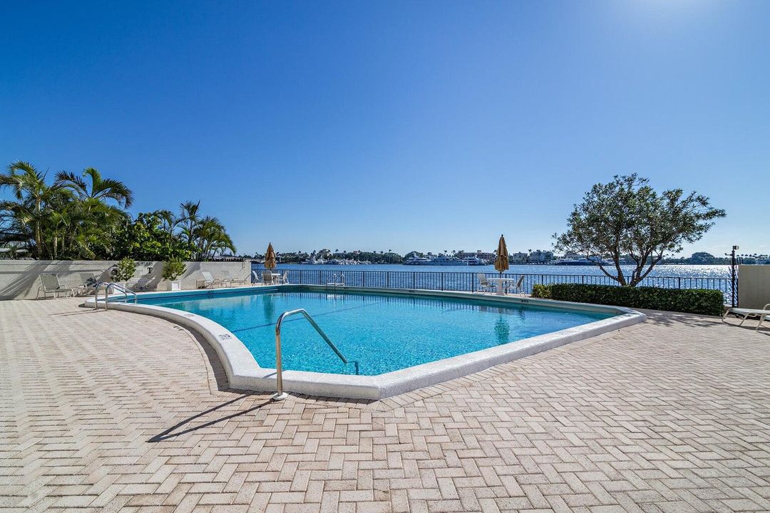 For Sale: $950,000 (2 beds, 2 baths, 1247 Square Feet)