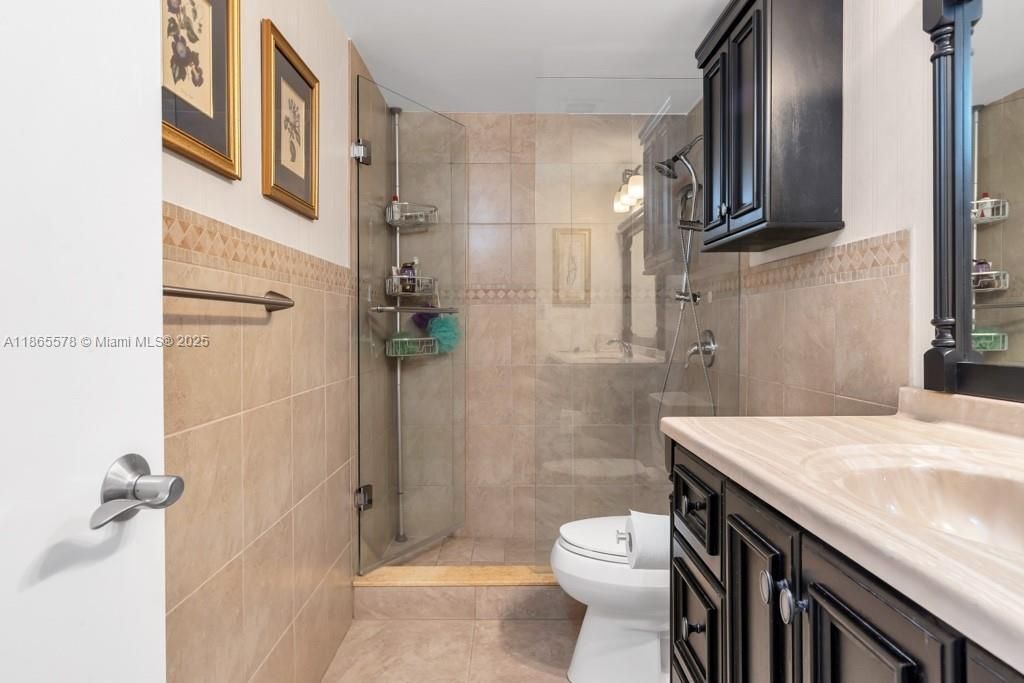 For Sale: $950,000 (2 beds, 2 baths, 1247 Square Feet)