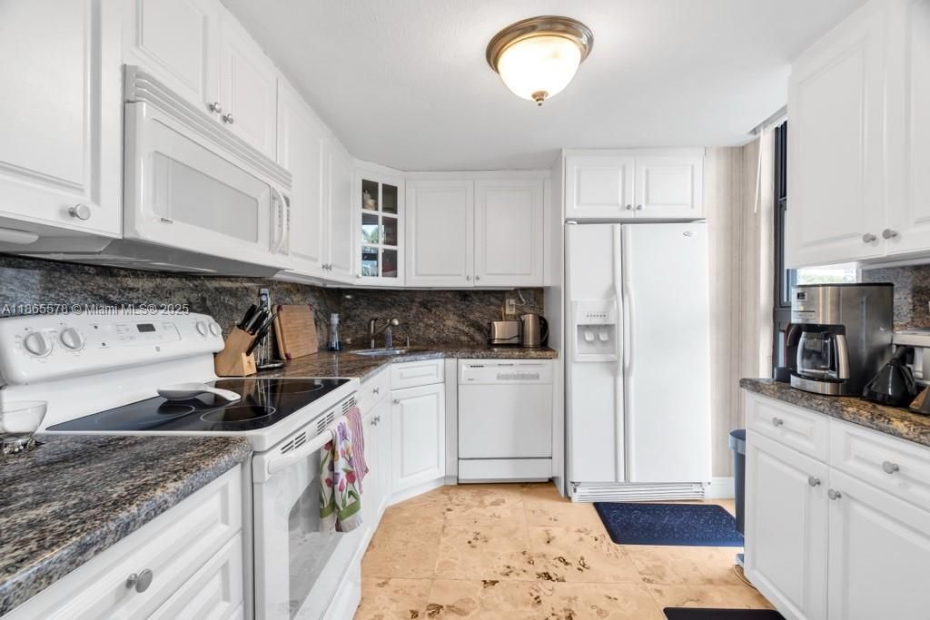 For Sale: $950,000 (2 beds, 2 baths, 1247 Square Feet)