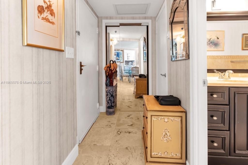 For Sale: $950,000 (2 beds, 2 baths, 1247 Square Feet)