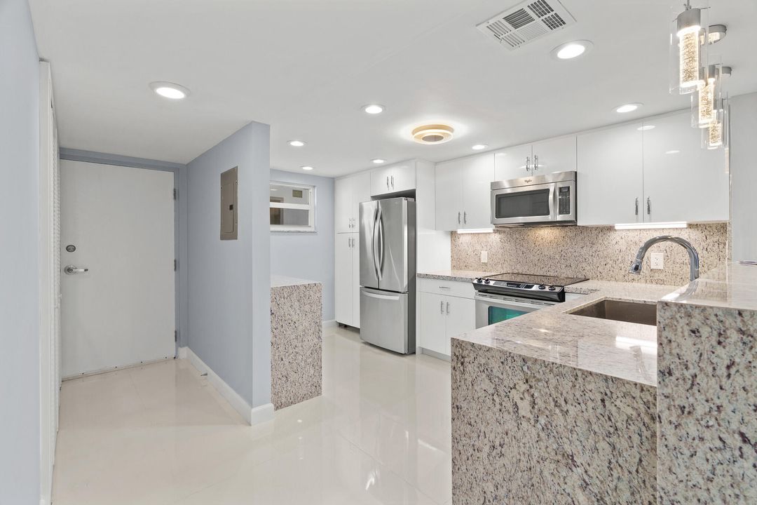 For Sale: $450,000 (1 beds, 1 baths, 1013 Square Feet)