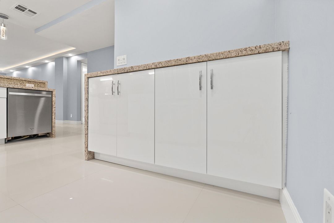 For Sale: $450,000 (1 beds, 1 baths, 1013 Square Feet)