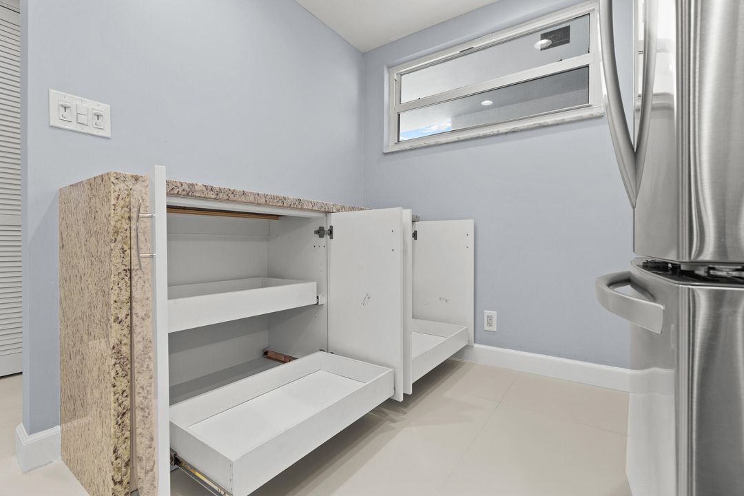 For Sale: $450,000 (1 beds, 1 baths, 1013 Square Feet)