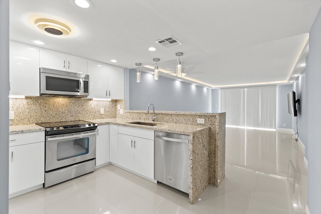 For Sale: $450,000 (1 beds, 1 baths, 1013 Square Feet)