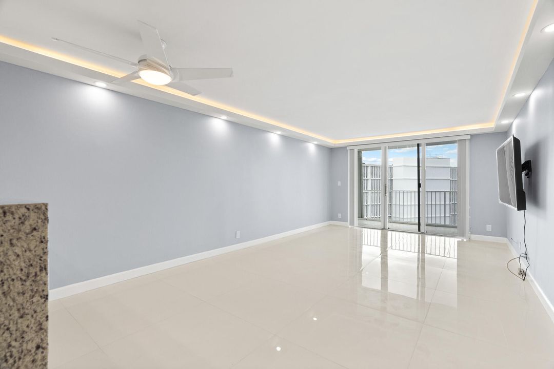 For Sale: $450,000 (1 beds, 1 baths, 1013 Square Feet)