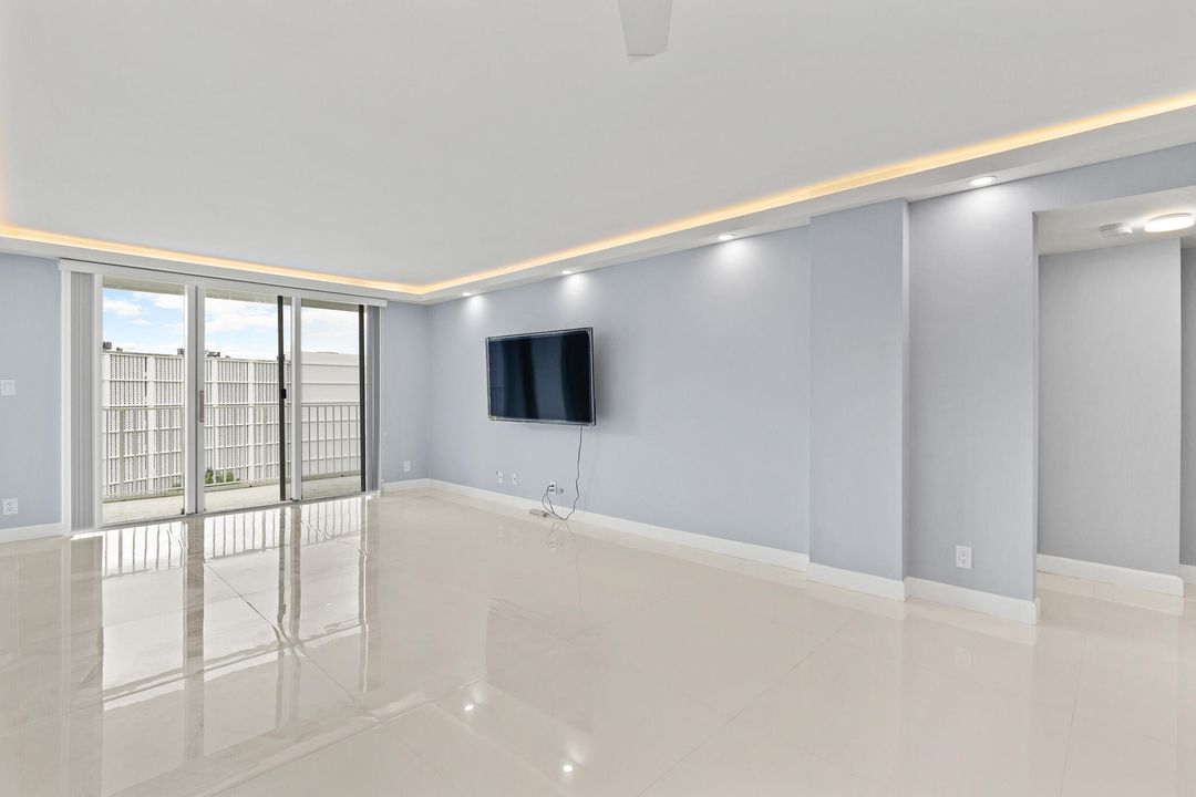 For Sale: $450,000 (1 beds, 1 baths, 1013 Square Feet)