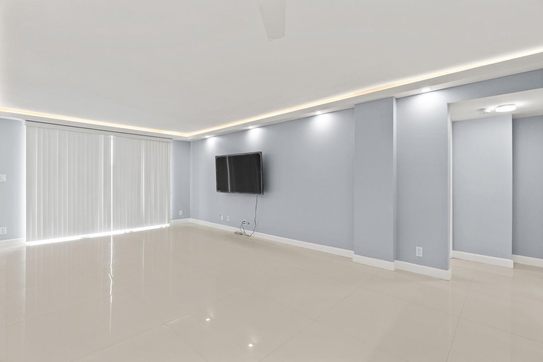 For Sale: $450,000 (1 beds, 1 baths, 1013 Square Feet)