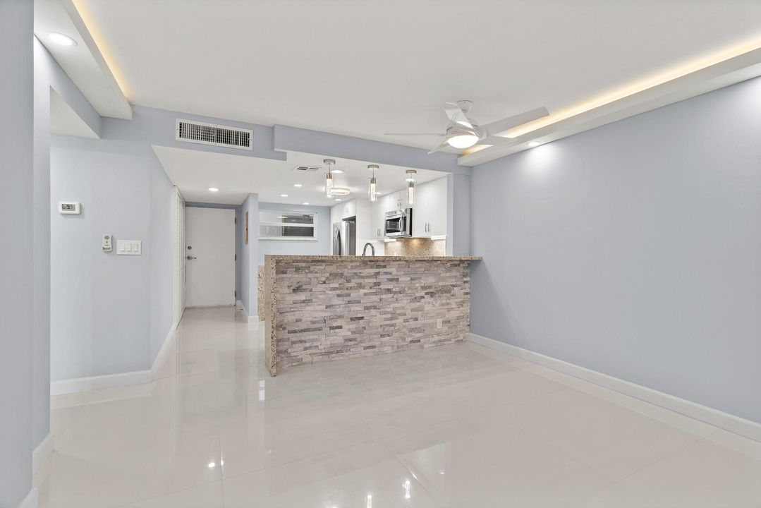 For Sale: $450,000 (1 beds, 1 baths, 1013 Square Feet)