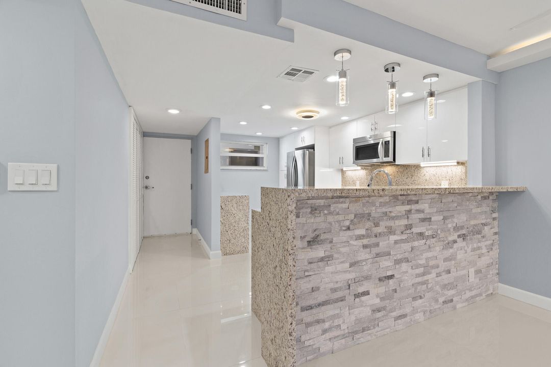 For Sale: $450,000 (1 beds, 1 baths, 1013 Square Feet)