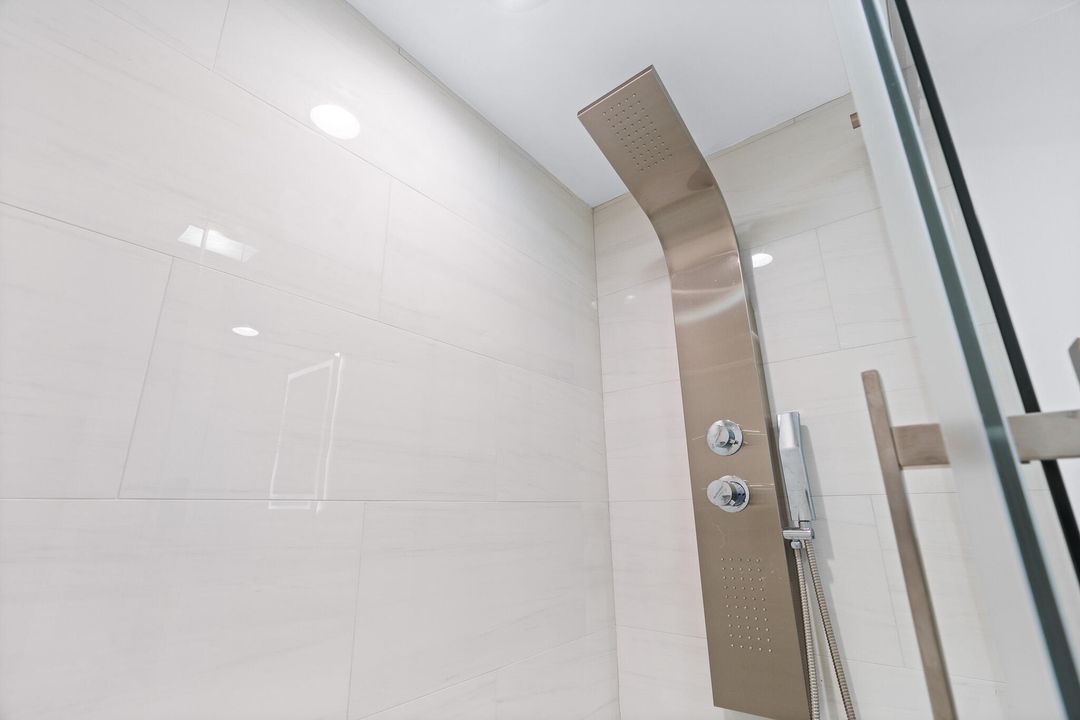 For Sale: $450,000 (1 beds, 1 baths, 1013 Square Feet)