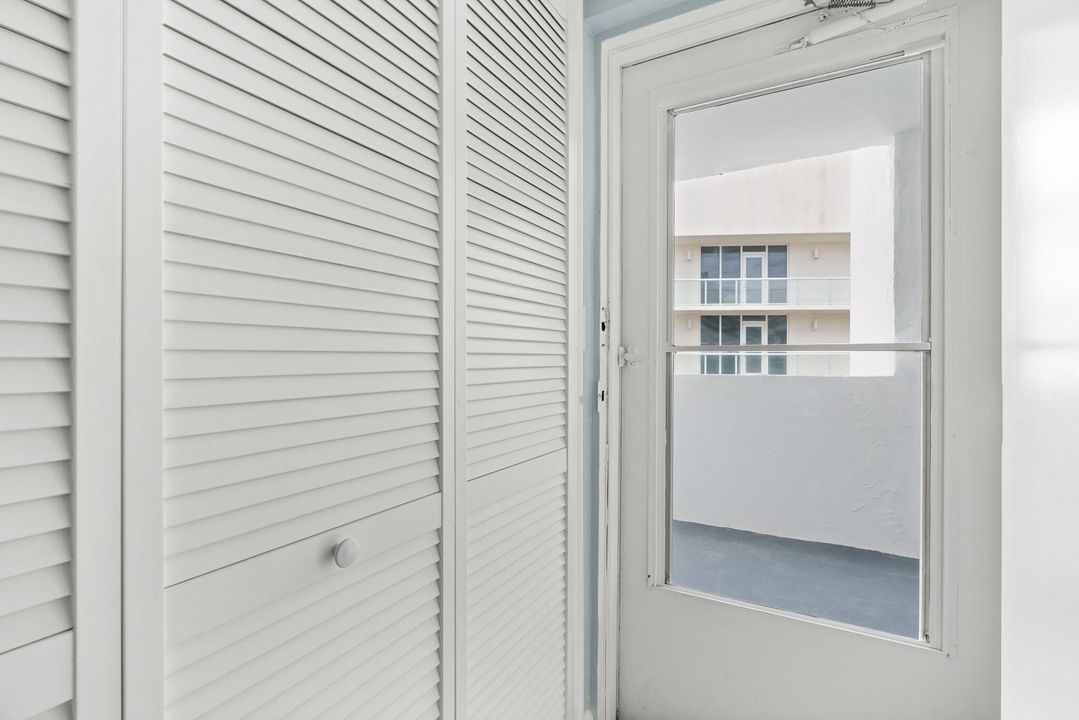 For Sale: $450,000 (1 beds, 1 baths, 1013 Square Feet)