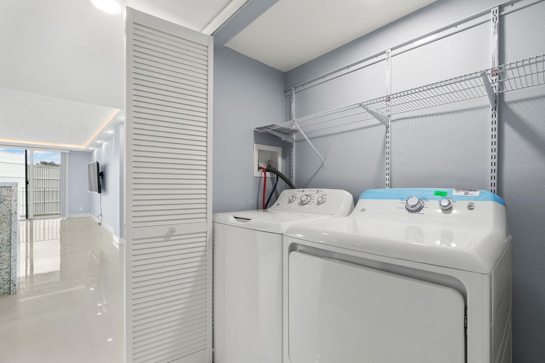 For Sale: $450,000 (1 beds, 1 baths, 1013 Square Feet)