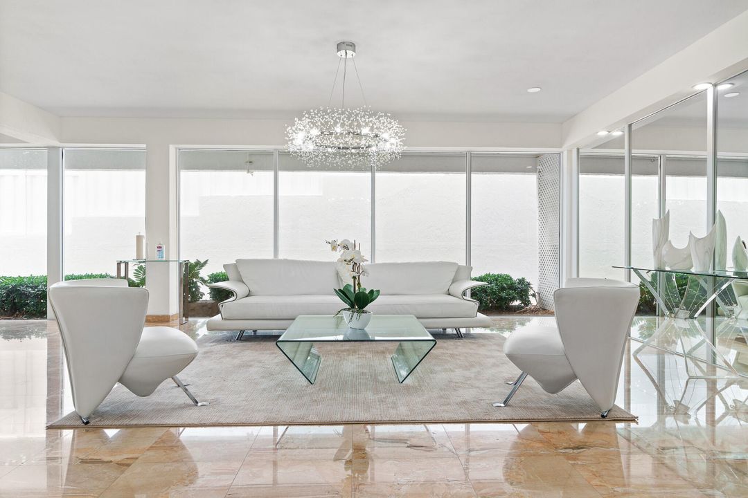 For Sale: $450,000 (1 beds, 1 baths, 1013 Square Feet)