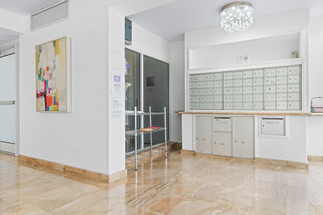 For Sale: $450,000 (1 beds, 1 baths, 1013 Square Feet)