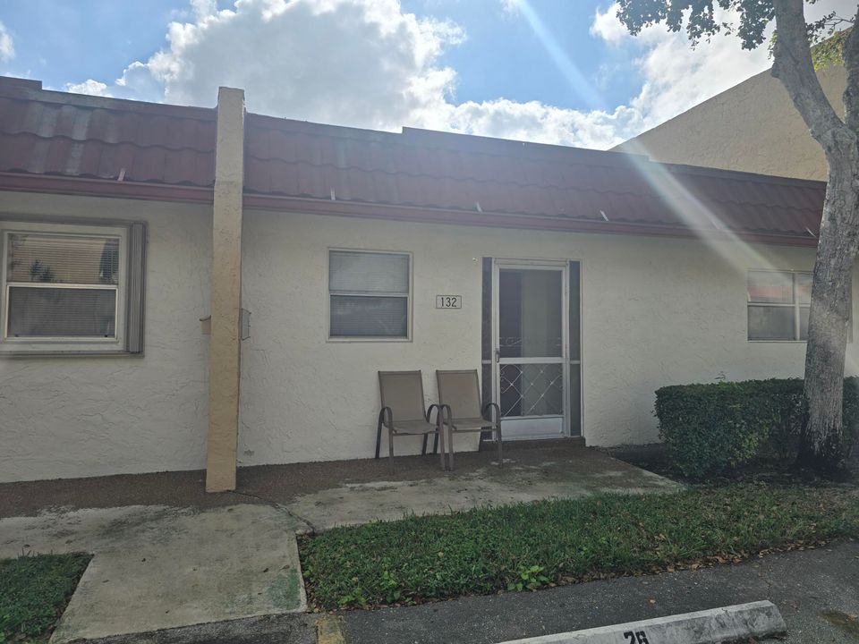 For Sale: $134,900 (2 beds, 2 baths, 1021 Square Feet)