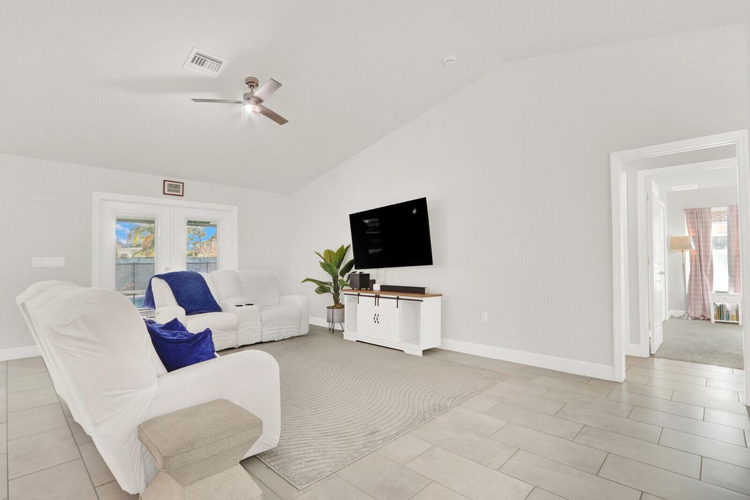 En Venta: $739,900 (4 camas, 3 baños, 2345 Pies cuadrados)