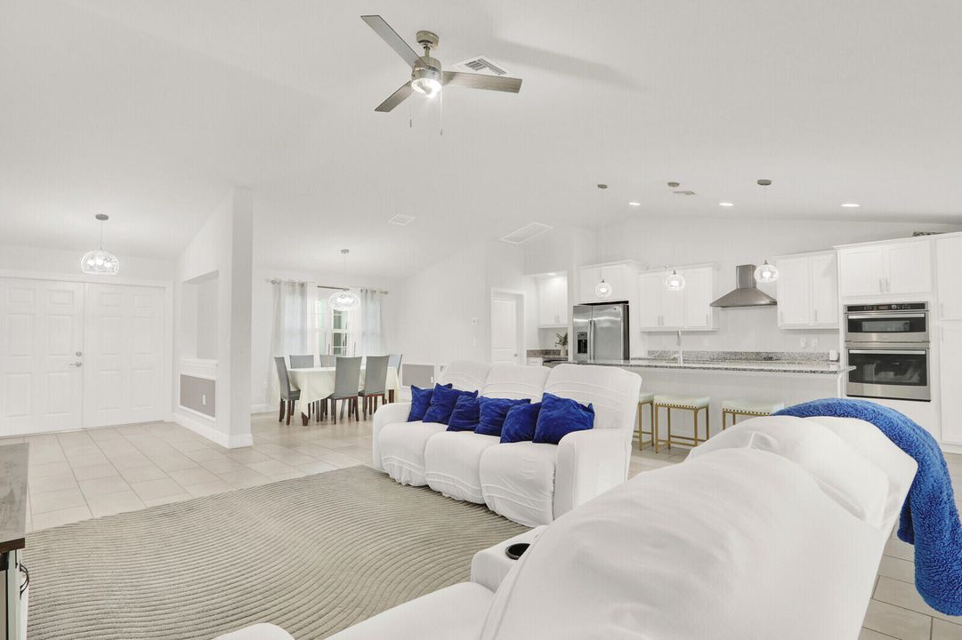 En Venta: $739,900 (4 camas, 3 baños, 2345 Pies cuadrados)