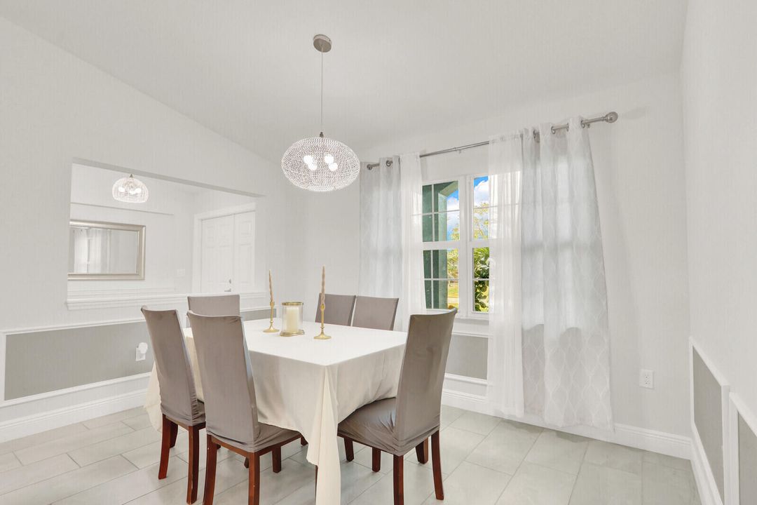 En Venta: $739,900 (4 camas, 3 baños, 2345 Pies cuadrados)