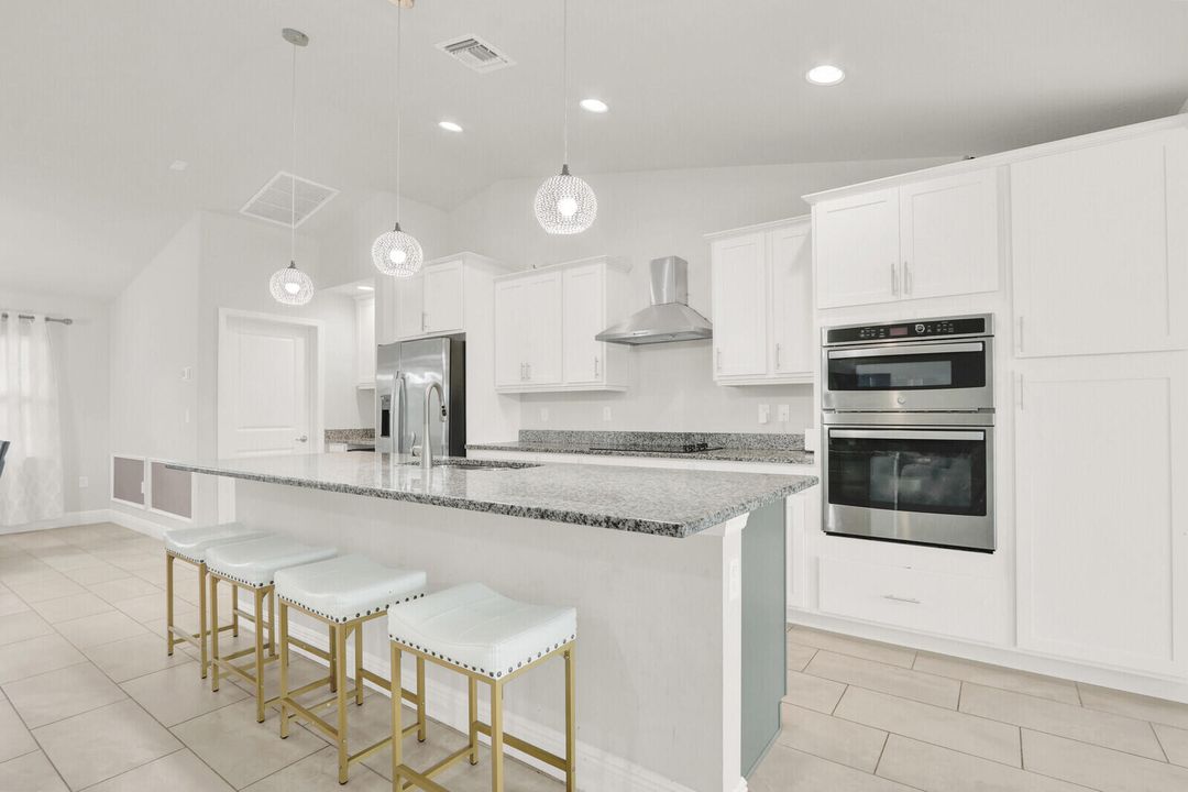 En Venta: $739,900 (4 camas, 3 baños, 2345 Pies cuadrados)