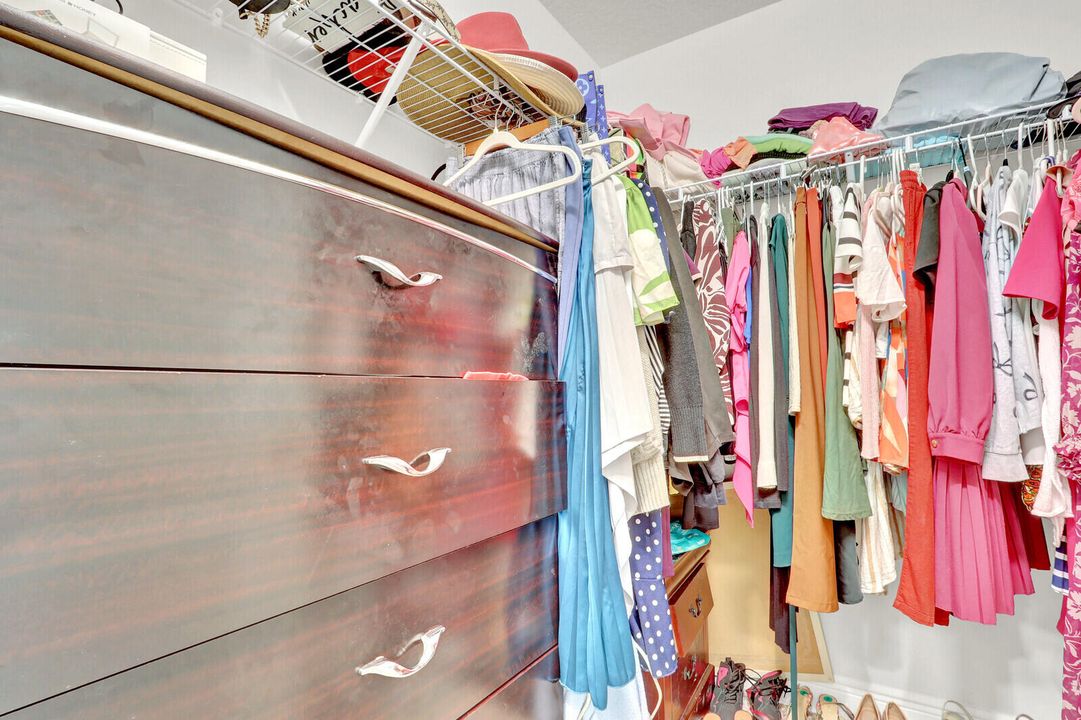 En Venta: $739,900 (4 camas, 3 baños, 2345 Pies cuadrados)