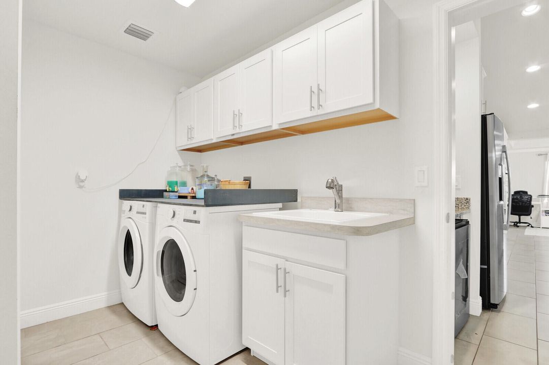 En Venta: $739,900 (4 camas, 3 baños, 2345 Pies cuadrados)