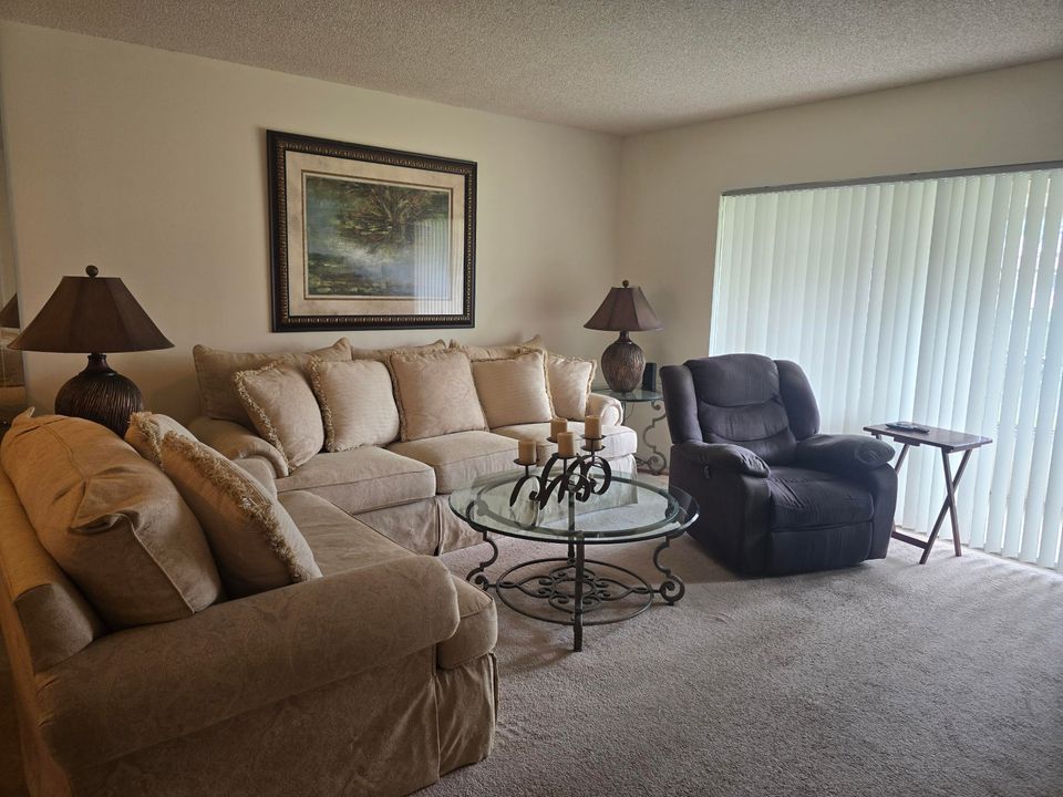 For Sale: $134,900 (2 beds, 2 baths, 1021 Square Feet)