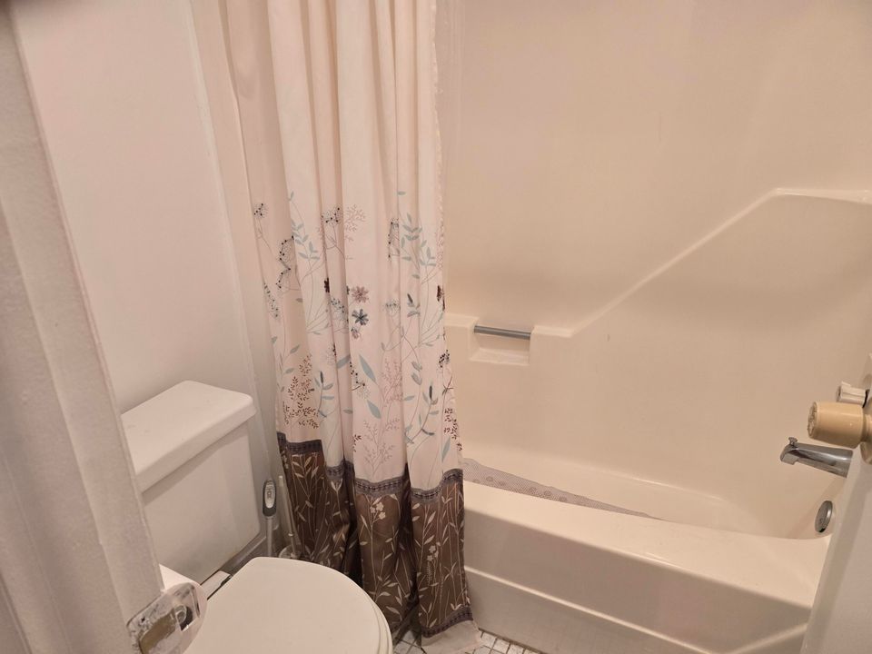 For Sale: $134,900 (2 beds, 2 baths, 1021 Square Feet)