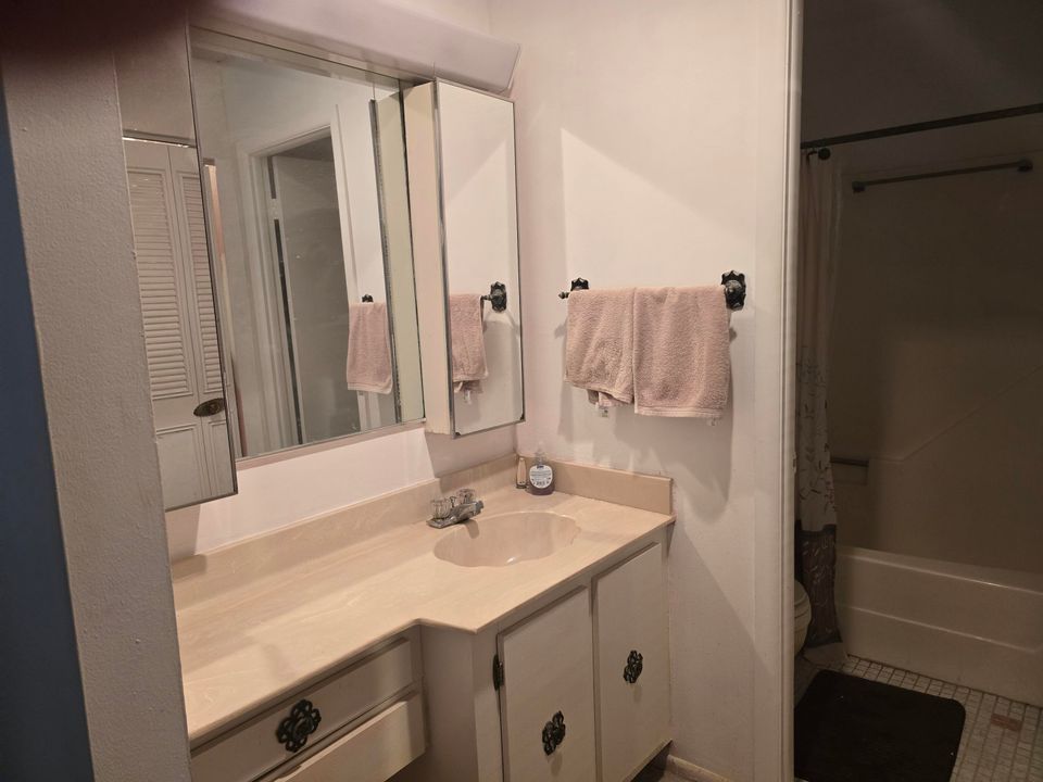 For Sale: $134,900 (2 beds, 2 baths, 1021 Square Feet)