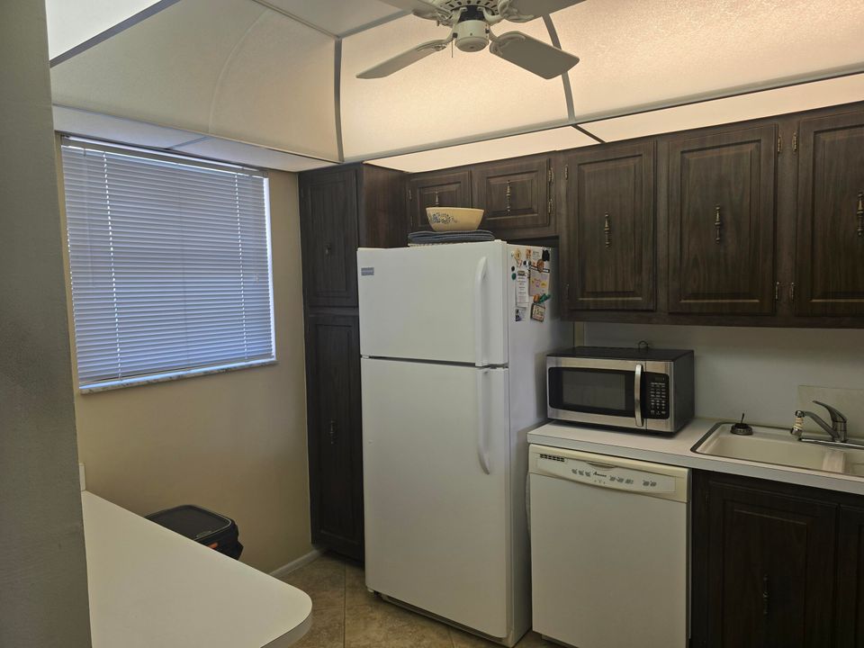 For Sale: $134,900 (2 beds, 2 baths, 1021 Square Feet)