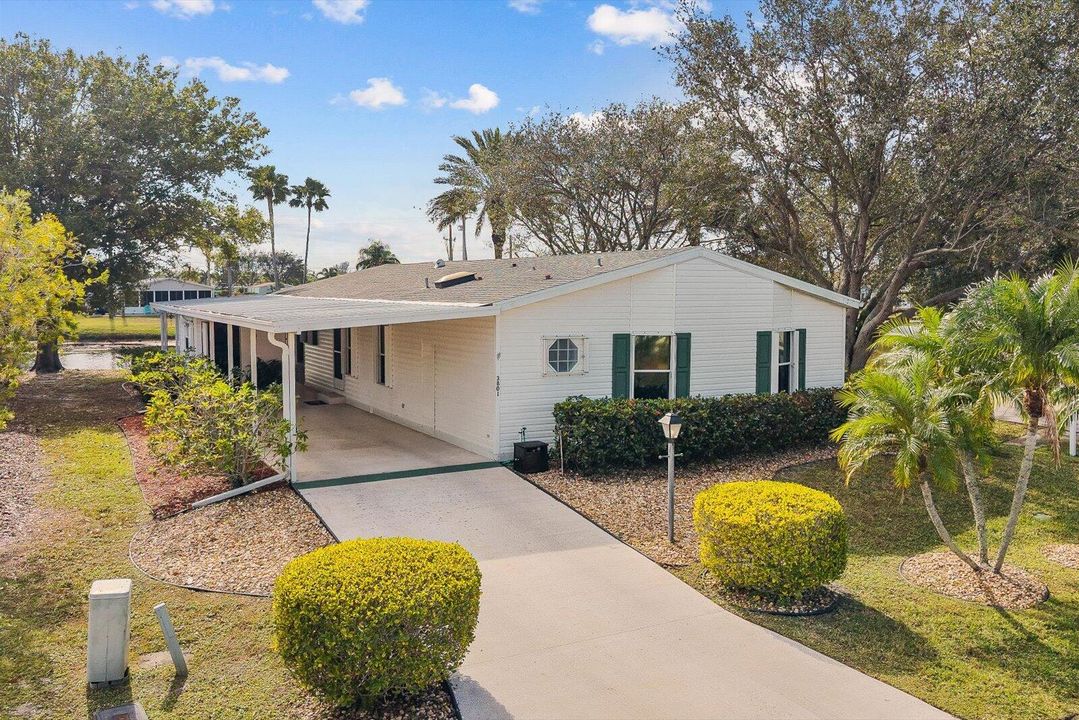 For Sale: $159,900 (2 beds, 2 baths, 1216 Square Feet)