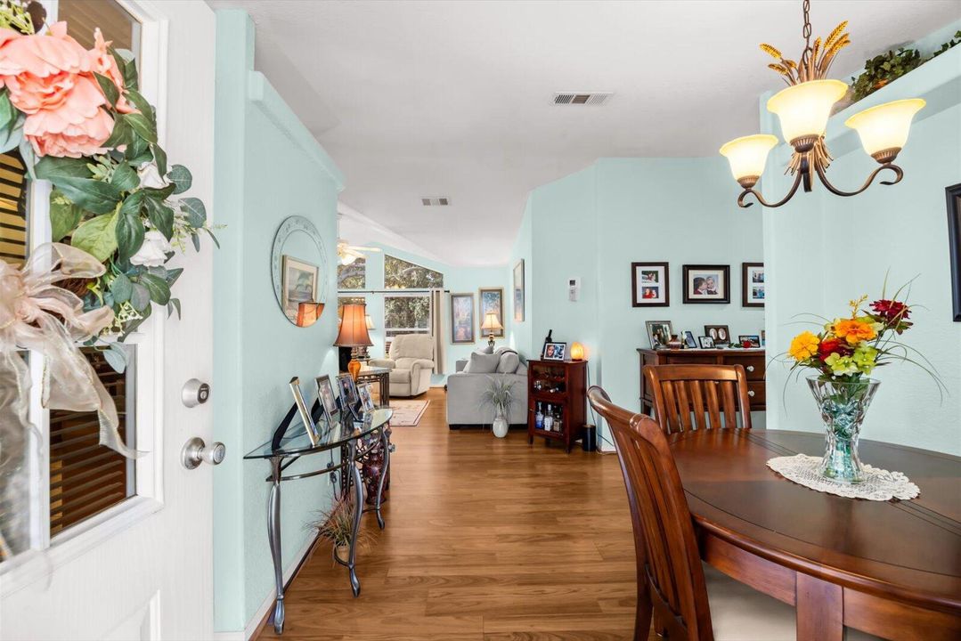 For Sale: $159,900 (2 beds, 2 baths, 1216 Square Feet)