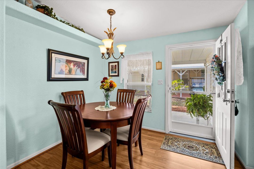 For Sale: $159,900 (2 beds, 2 baths, 1216 Square Feet)